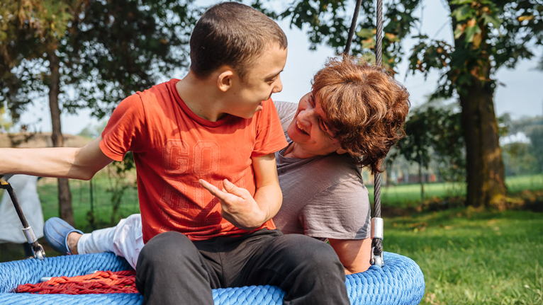 Bimbo-operatrice-sull'altalena_SMB