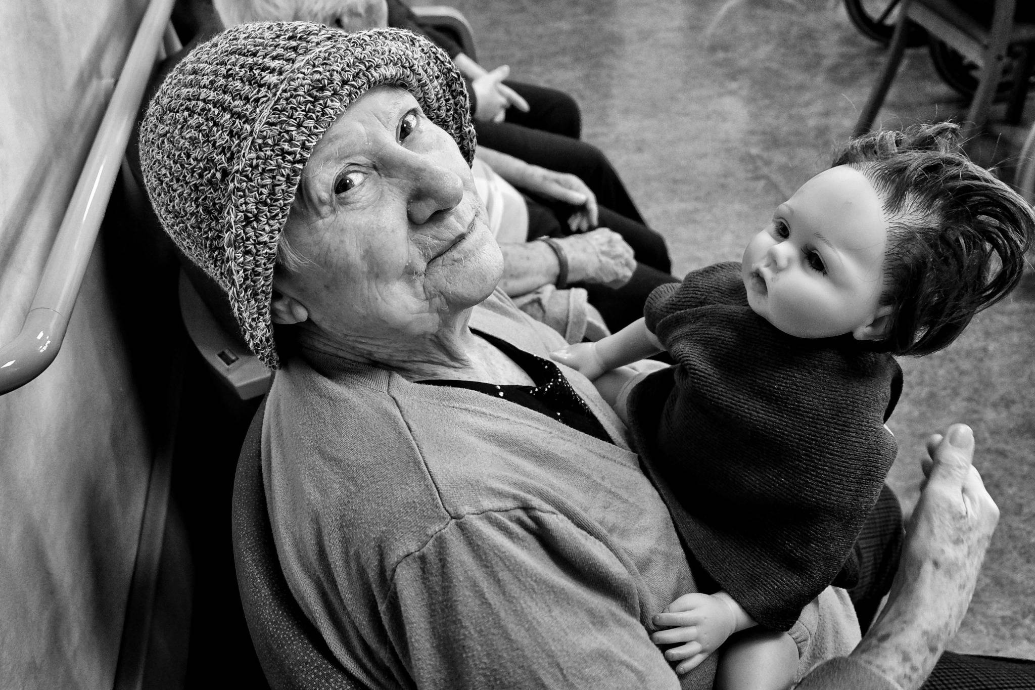 Foto signora con bambola