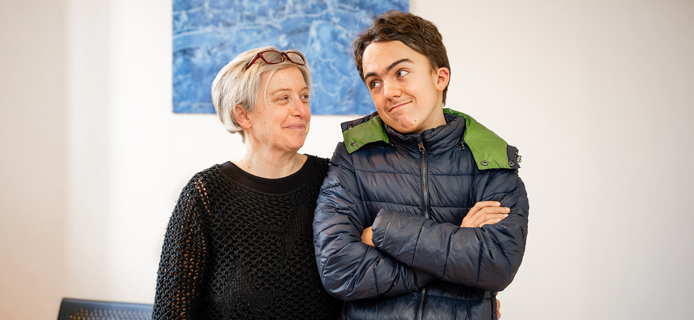 Un ragazzo con autismo e la sua mamma