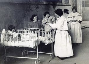 Suore acudiscono e rallegrano piccoli Ospiti.